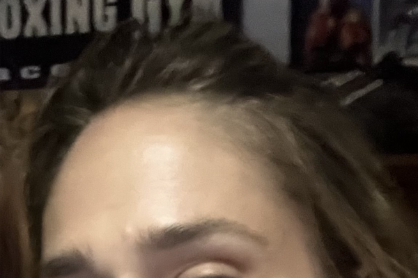 Jemima Kirke usa lápis labial sob os olhos e ensina truque de rímel da Merit