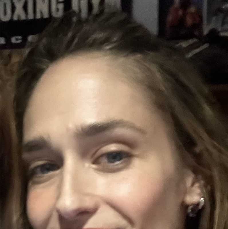 Jemima Kirke usa lápis labial sob os olhos e ensina truque de rímel da Merit
