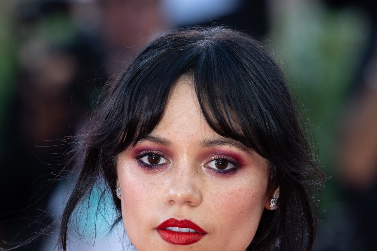 Jenna Ortega: do Valentino rosa a um Pierre Cardin de 1966, seus melhores looks