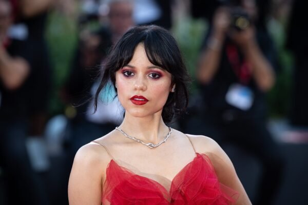 Jenna Ortega estrela a Vogue de novembro de Dior, Givenchy e plumas Balenciaga