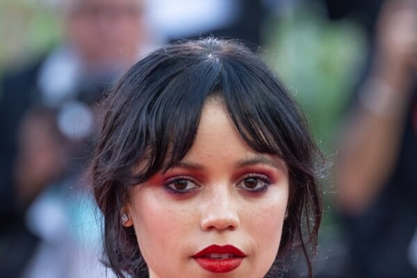 Jenna Ortega na Vogue: Dior, Van Cleef & Arpels e a atriz que recusa rótulos