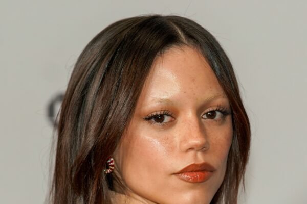 Jenna Ortega usa Pierre Cardin de 1966 e scarpin Le Silla no Festival de Roma