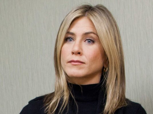 Jennifer Aniston troca o jeans azul por calça taupe e impulsiona os 'pebble jeans'
