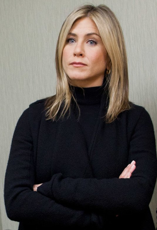 Jennifer Aniston troca o jeans azul por calça taupe e impulsiona os 'pebble jeans'