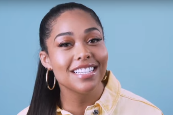 Jordyn Woods estreia clutch dourada da sorte no jogo de abertura dos Knicks