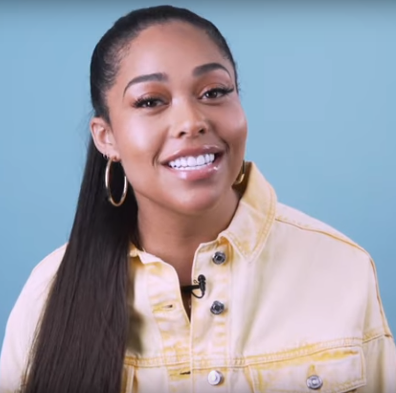 Jordyn Woods estreia clutch dourada da sorte no jogo de abertura dos Knicks