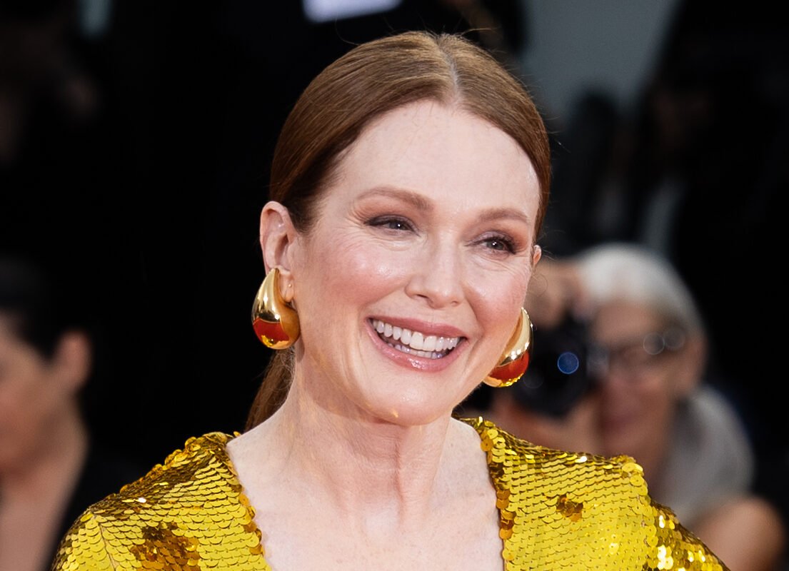 Julianne Moore usa Bottega Veneta com painel de couro nos quadris em Londres