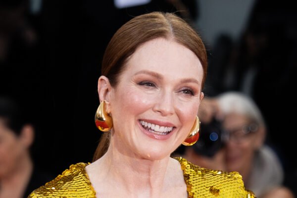 Julianne Moore usa Bottega Veneta com painel de couro nos quadris em Londres