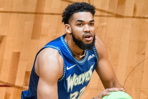 Karl-Anthony Towns combina Thom Browne sob medida com Bvlgari Serpenti na noite do anel