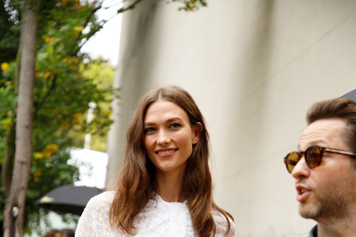 Karlie Kloss veste Alaïa sob medida com sapatilha Gianvito Rossi de US$ 945