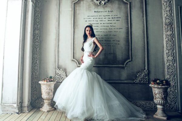 Kim Kardashian aposta em vestido vintage de 1951 inspirado em Elizabeth Taylor