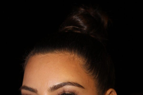 Kim Kardashian usa Balenciaga de 1951 e colar de 55 quilates no gala do Academy Museum