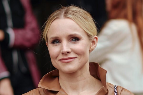 Kristen Bell aposta em tote personalizado com iniciais KB de US$ 78 em Nova York