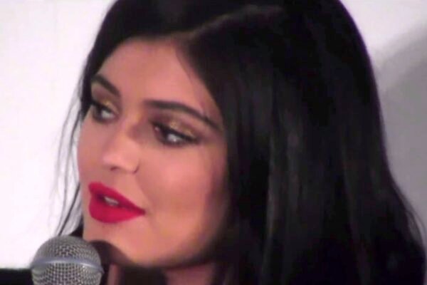 Kylie Jenner desfila com sutiã de US$ 50 milhões e diamante amarelo de 75,54 quilates
