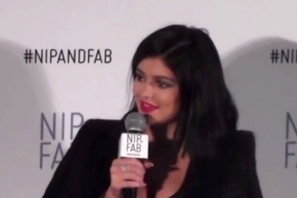 Kylie Jenner estreia como angel com Fantasy Bra de US$ 50 milhões e make 'snow angel'