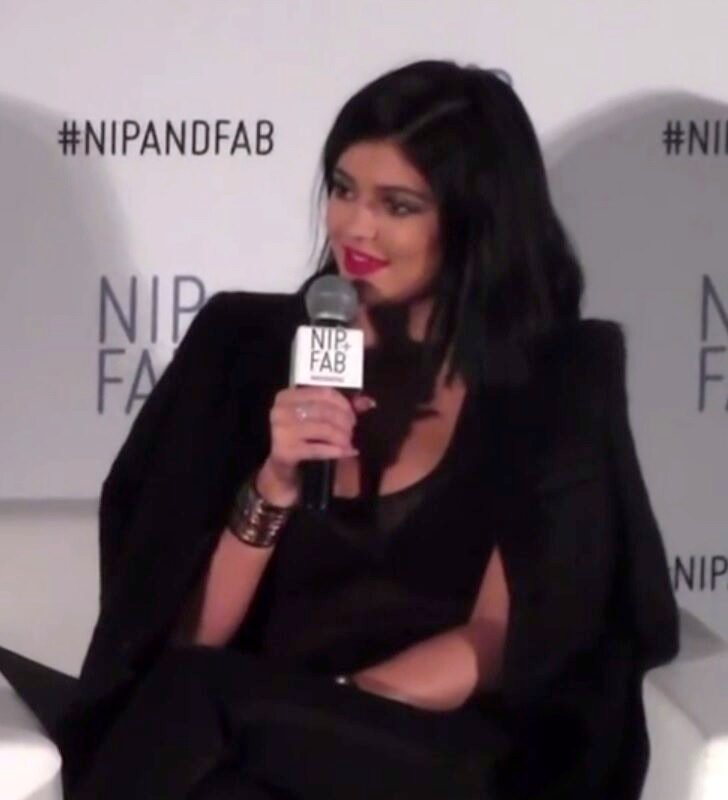 Kylie Jenner estreia como angel com Fantasy Bra de US$ 50 milhões e make 'snow angel'