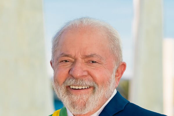 Lula usa gravata chamada de 'pátria amada' em debate com Flávio Bolsonaro na Band