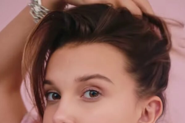 Millie Bobby Brown aposta em conjunto rosa de camurça sintética em jantar com Jake