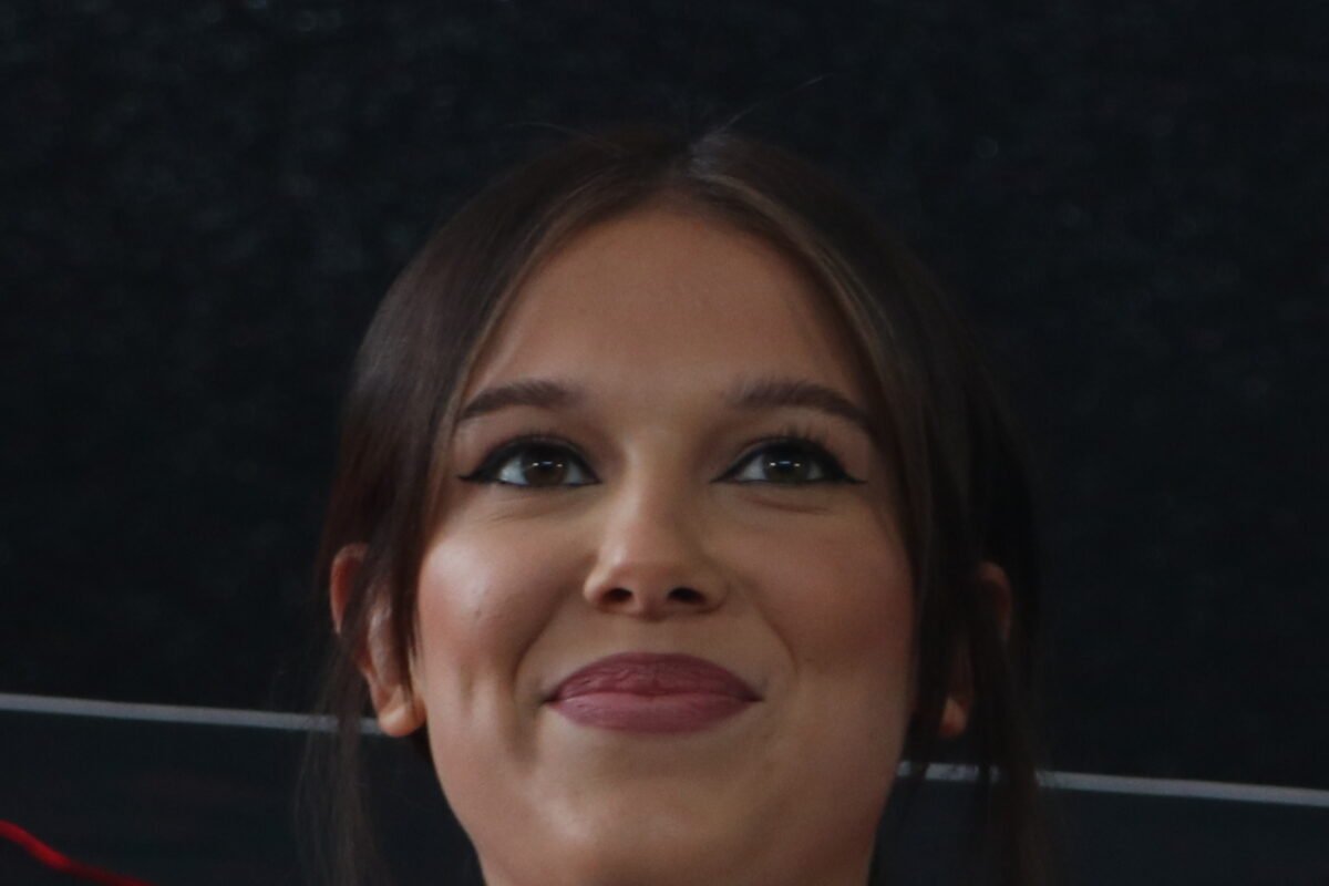 Millie Bobby Brown aposta em conjunto rosa de três peças de cerca de R$ 3,3 mil