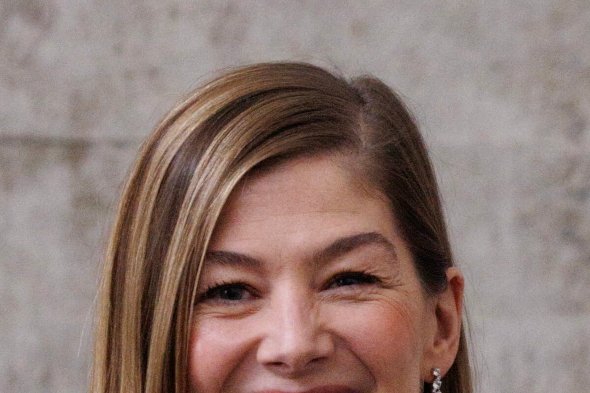 Rosamund Pike volta aos palcos após 14 anos e leva 'Inter Alia' à Broadway
