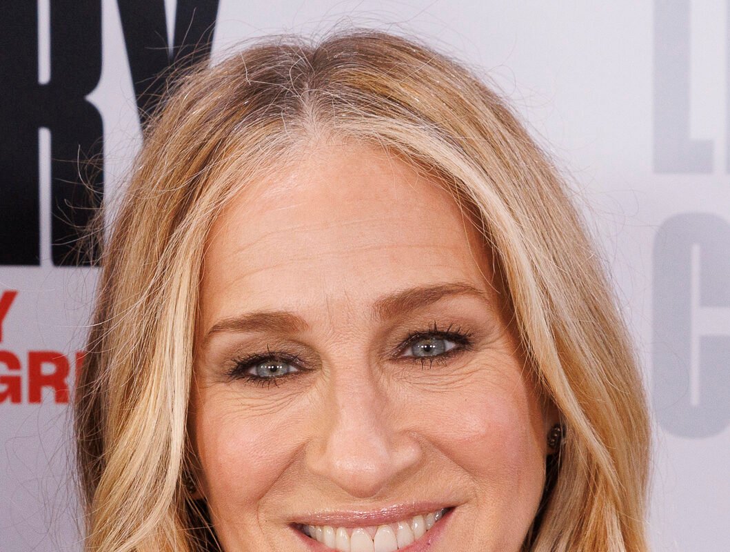Sarah Jessica Parker aposta em vestido preto da Reformation de menos de US$ 300