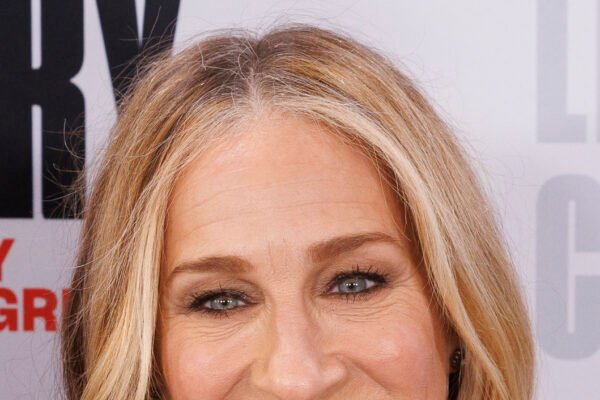 Sarah Jessica Parker aposta em vestido preto da Reformation de menos de US$ 300