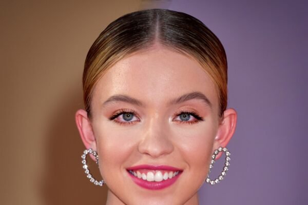 Sydney Sweeney elege hidratante francês de farmácia como seu "santo graal"