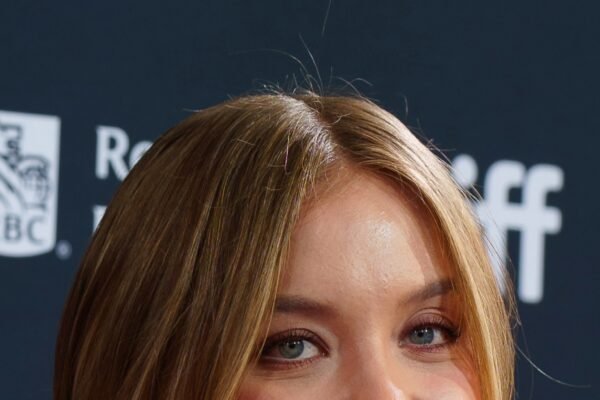 Sydney Sweeney vira Cindy Lou Who e Noiva Cadáver em campanha de Natal da Syrn
