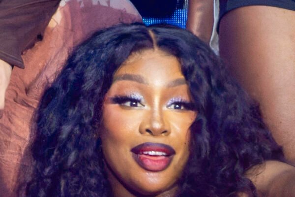 SZA leva multidão a shopping de Nova Jersey para lançar o tênis Vansza