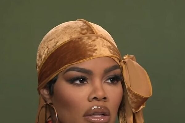 Teyana Taylor usa peitoral azul Schiaparelli Couture no Academy Museum Gala