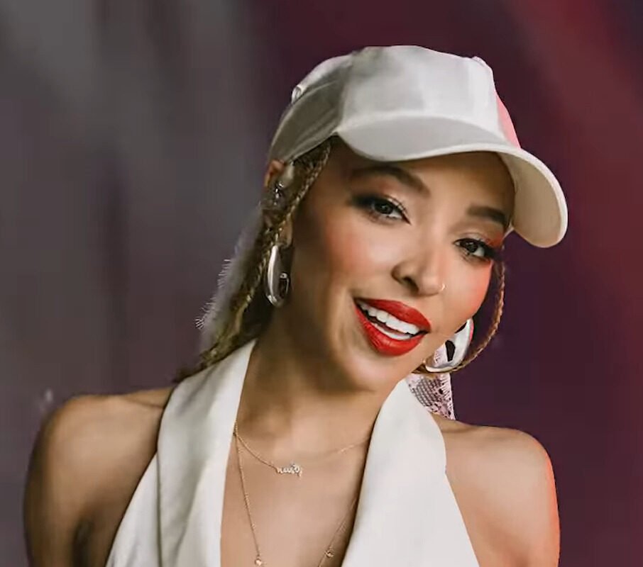 Tinashe e Haley Kalil levam plataformas de até 13 cm ao desfile da Victoria's Secret
