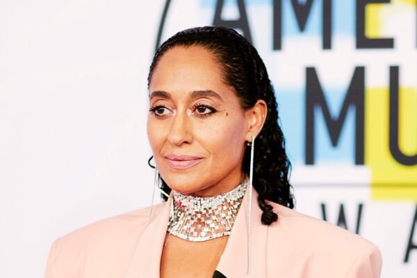 Tracee Ellis Ross de Balenciaga e DiCaprio de boné: a festa pós-gala da Armani