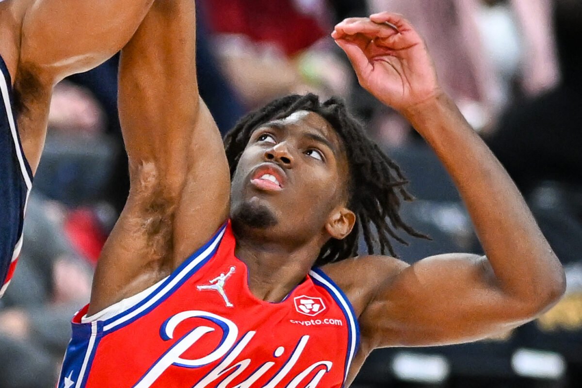 Tyrese Maxey assina o New Balance Maxey V1 e dita seu estilo: calmo e limpo