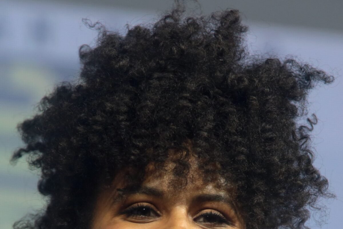 Zazie Beetz revela gravidez com botas de renda Christian Louboutin