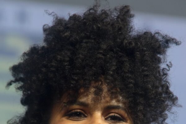 Zazie Beetz revela gravidez com botas de renda Christian Louboutin