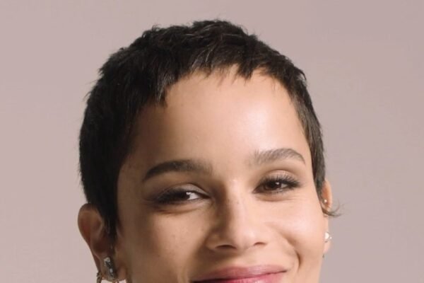 Zoë Kravitz usa New Balance 990v5 e Adidas Samba em set de filme em Nova York