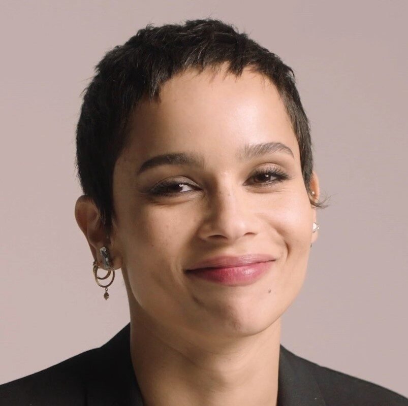 Zoë Kravitz usa New Balance 990v5 e Adidas Samba em set de filme em Nova York